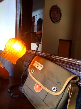 「犬印鞄のアイテム（ショルダーバッグ、グリーン系）」を使った、宏さん（メンズ・170cm）の冬コーディネート