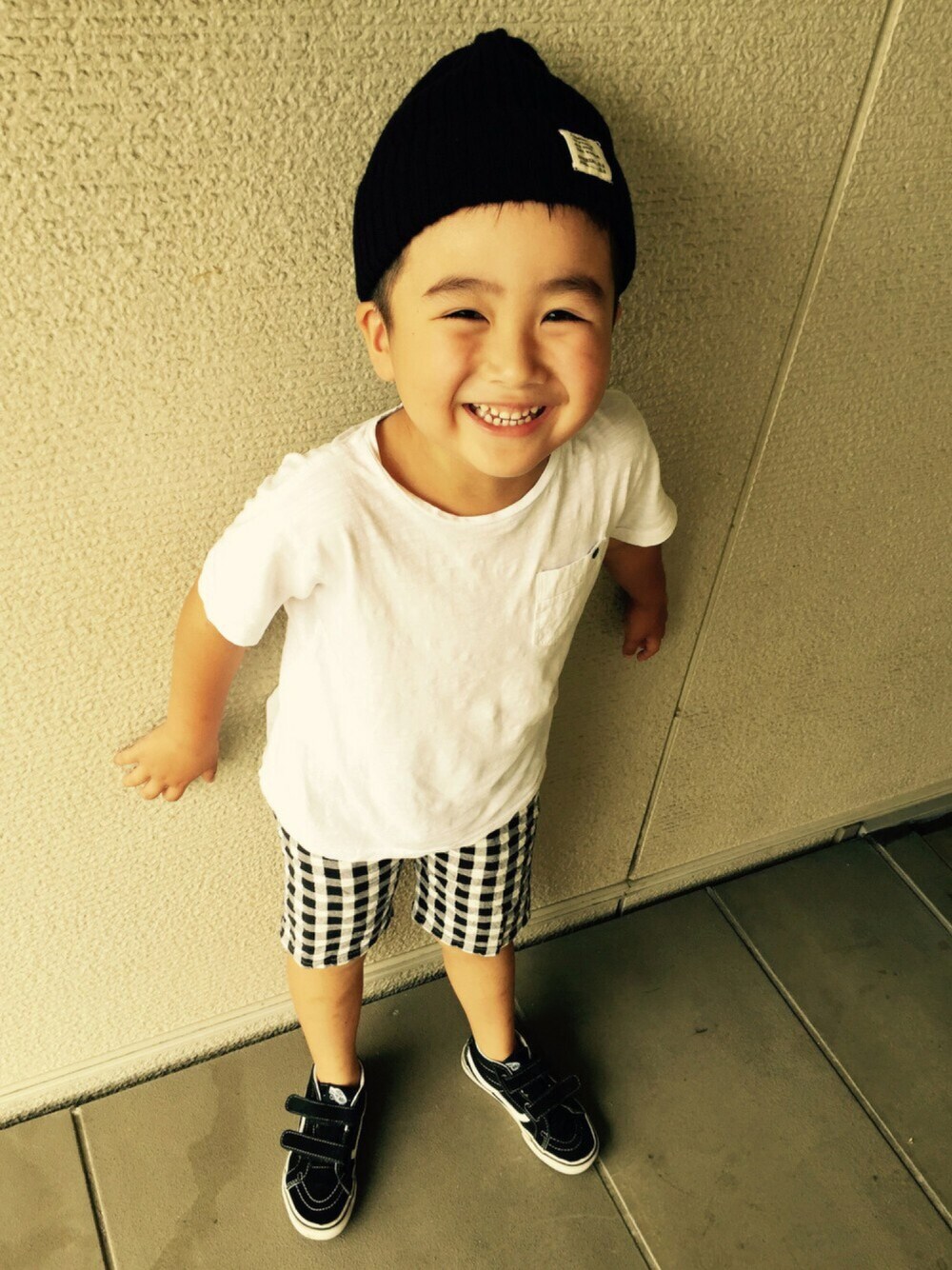 「シンプルコーデ、ギンガムチェック、白Tシャツ、ショーパン、ニット帽、男の子、5歳」｜「ZARA KIDSのアイテム（Tシャツ/カットソー、ホワイト系）」を使った、toytoytoyさん（キッズ・120cm）の夏コーディネートの1枚目の写真