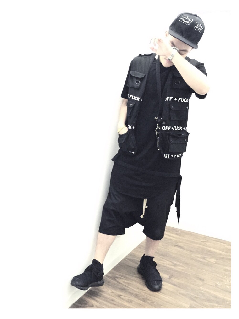 「RICK OWENS、Y-3、salute、hkboy、hat、outfit、street、ootd、streetfashion」｜「saluteのアイテム（Tシャツ/カットソー、ブラック系）」を使った、jiroleeさん（メンズ・175cm）の春コーディネートの1枚目の写真