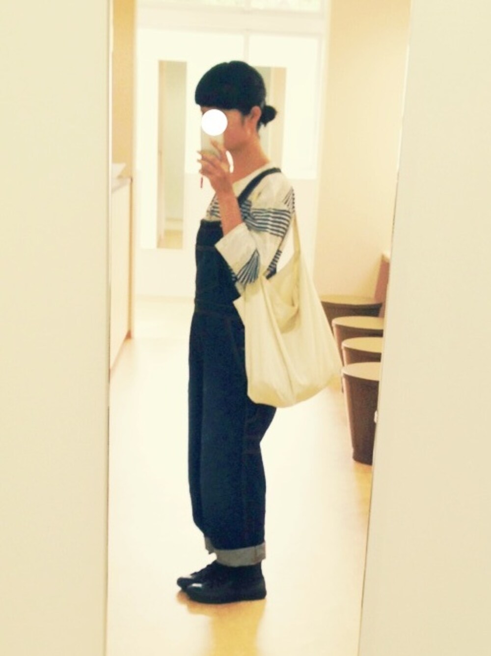 その他のTシャツ/カットソー、ブルー系のサロペット/オーバーオール、ホワイト系のソックス/靴下を着用したレディースの秋コーディネートの1枚目の写真