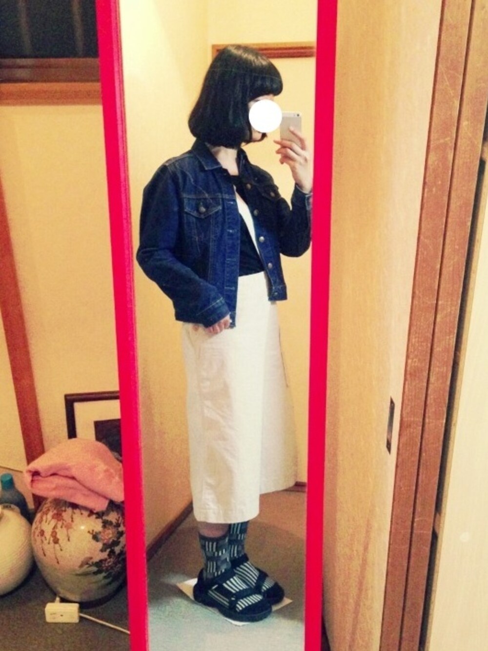 ブルー系のデニムジャケット、ベージュ系のスカート、ブラック系のサンダルを着用したレディースの春コーディネートの1枚目の写真