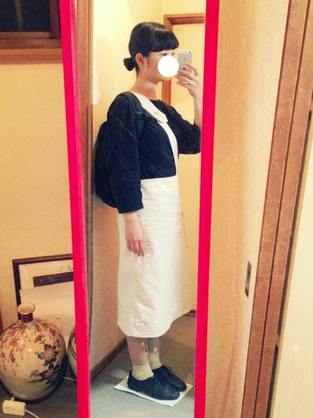 ベージュ系のスカート、ブラック系のTシャツ/カットソー、ブラック系のその他シューズを着用したレディースの春コーディネートの1枚目の写真