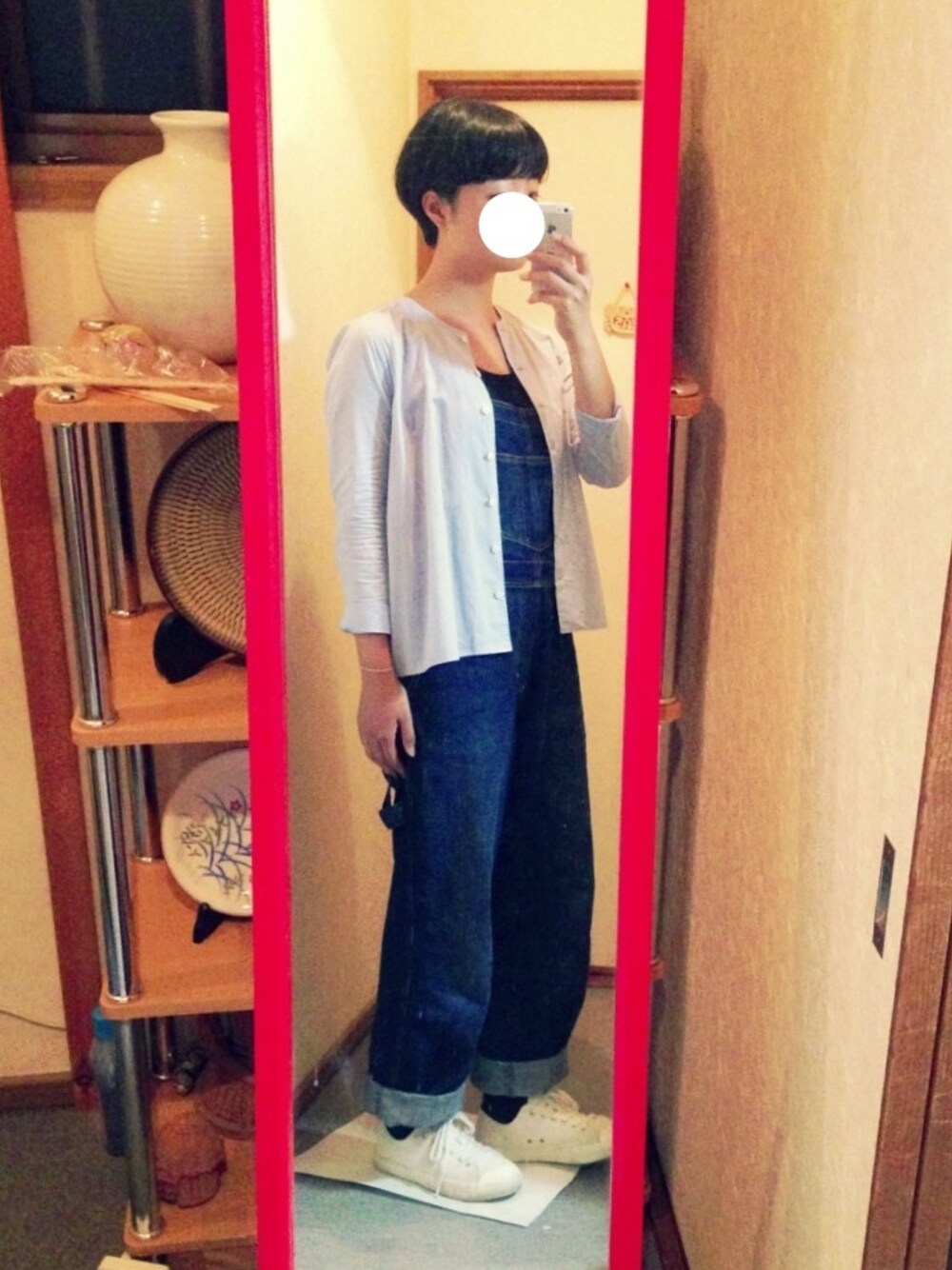 ブルー系のシャツ/ブラウス、ブラック系のタンクトップ、ブルー系のサロペット/オーバーオールを着用したレディースの秋コーディネートの1枚目の写真