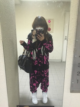 「黒×ピンク」｜「アイテム（スニーカー）」を使った、AYANOさん（レディース・153cm）の春コーディネート