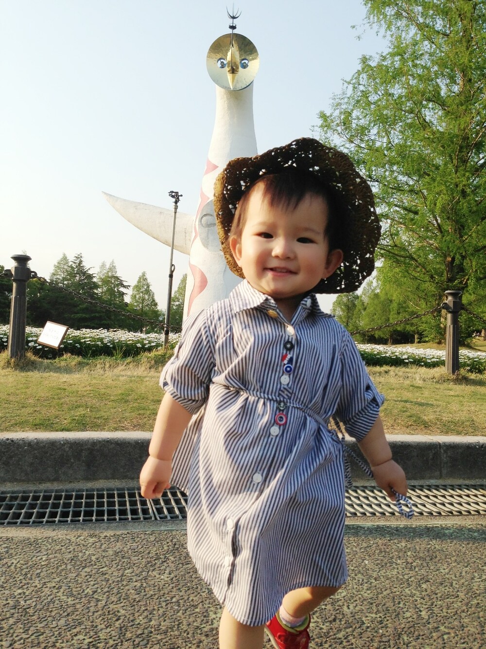 「Birthdayのボーダーワンピ（ワンピース、ブルー系）」を使った、波瑠さん（キッズ・90cm）の春コーディネートの1枚目の写真