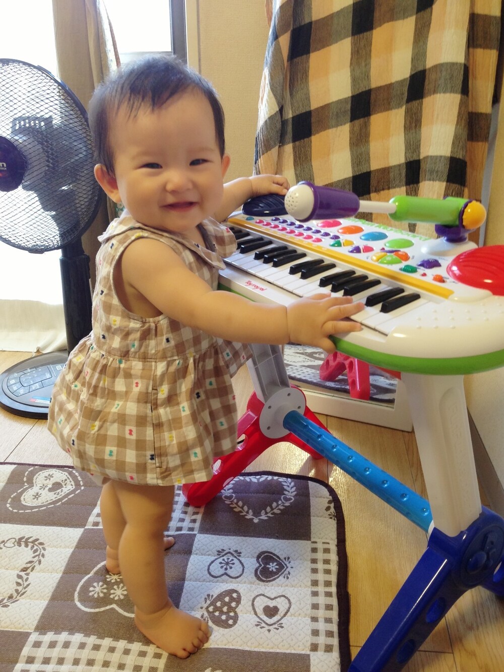 「BRANSHESのアイテム（ワンピース、ベージュ系）」を使った、波瑠さん（レディース・90cm）の夏コーディネートの1枚目の写真