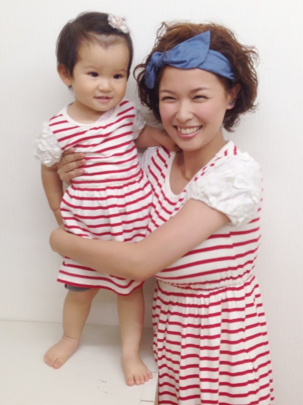 「ブランシェスのボーダーワンピース（ワンピース、レッド系）」を使った、波瑠さん（キッズ・90cm）の春コーディネートの1枚目の写真