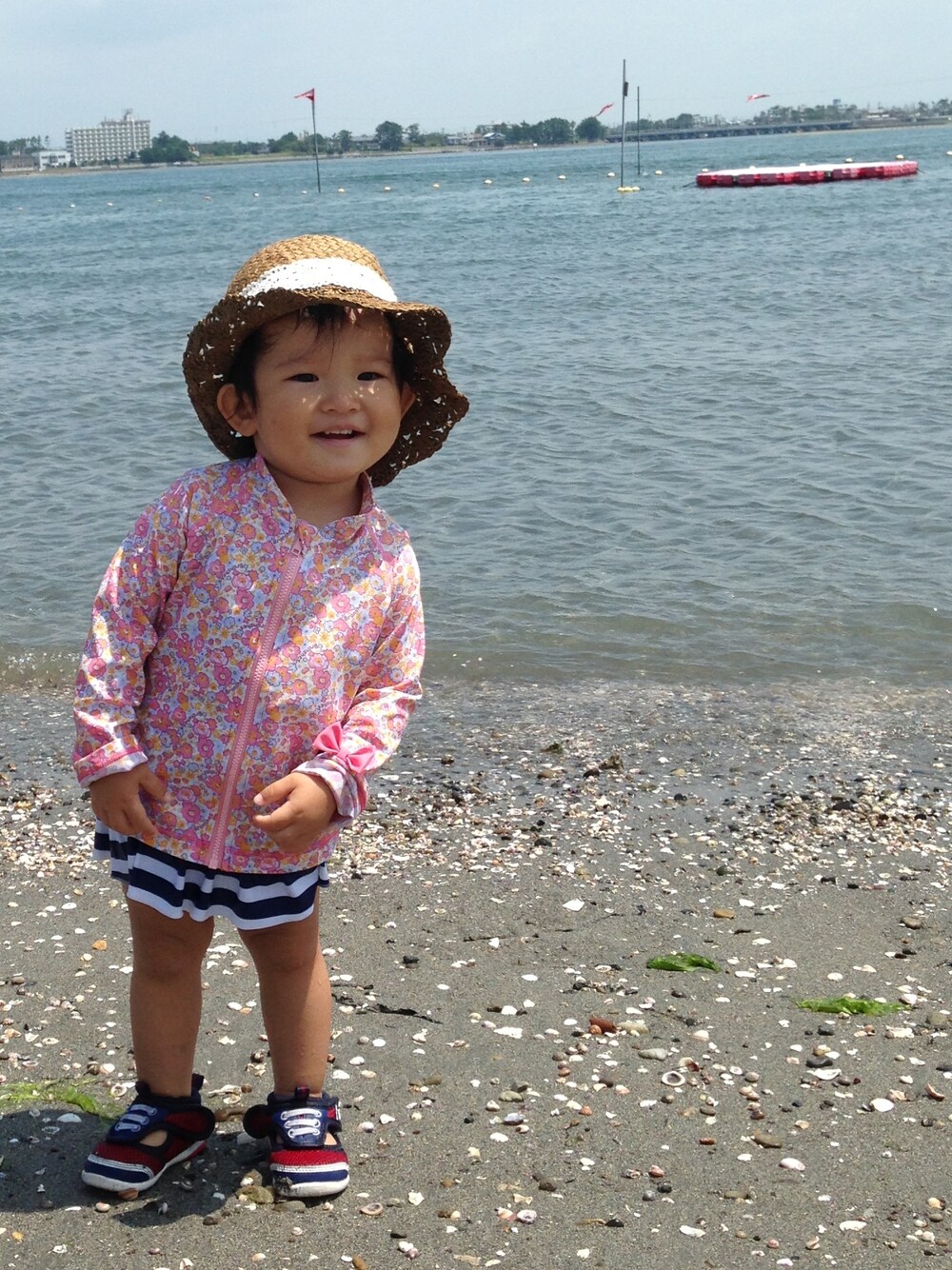 「BRANSHESのアイテム（水着、ピンク系）」を使った、波瑠さん（キッズ・90cm）の夏コーディネートの1枚目の写真