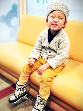 「H&M（エイチ・アンド・エム）のアイテム（カーディガン/ボレロ、グレー系）」を使った、YUUUUUTさん（キッズ・130cm）の冬コーディネート