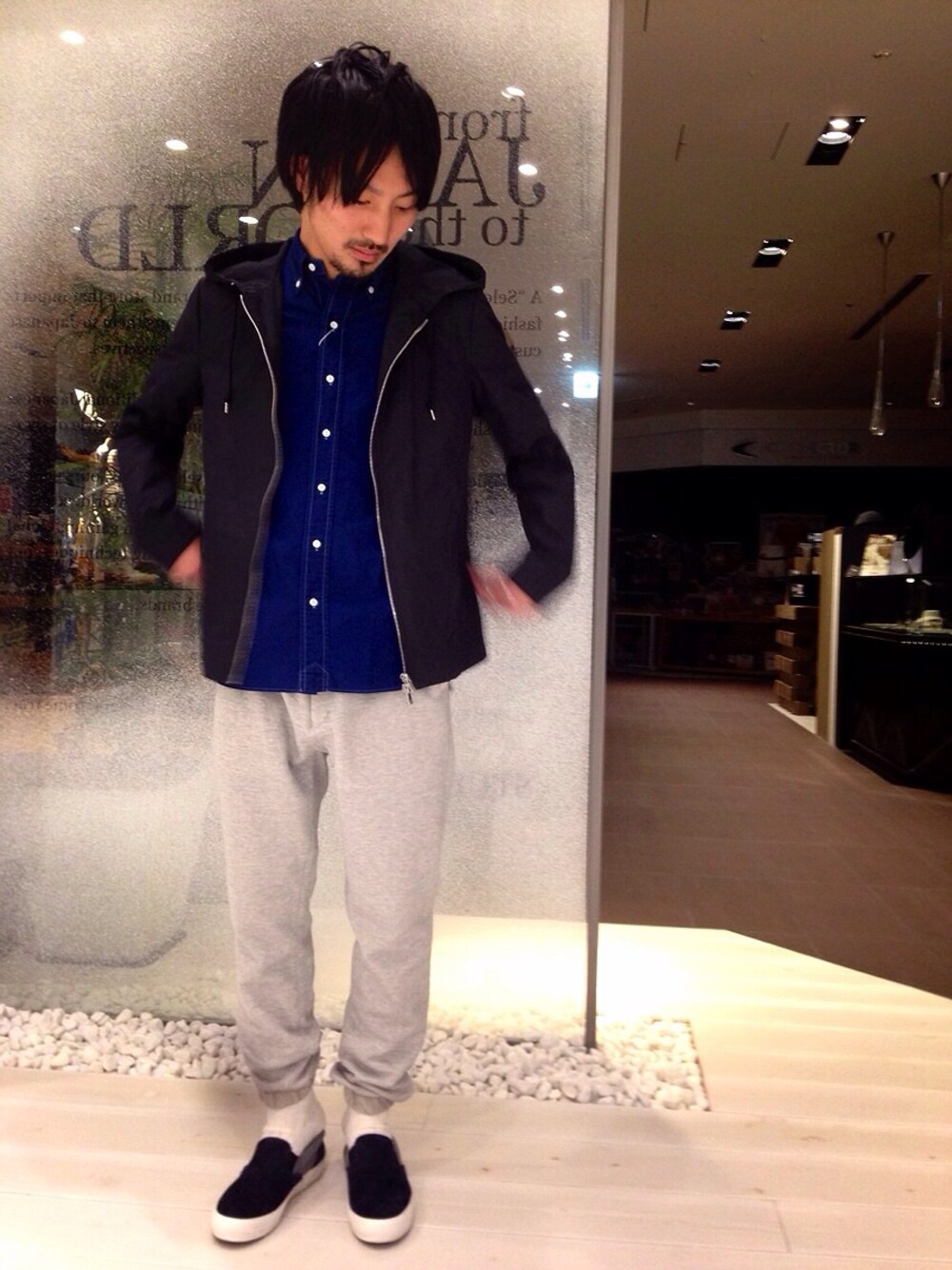「STUDIOUS、スウエットパンツ、白ソックス」｜「STUDIOUSの【15S/S先行予約】STUDIOUS タフタフーデッドブルゾン MADE IN JAPAN（ブルゾン、ブルー系）」を使った、近藤 拓弥さん（メンズ・170cm）の冬コーディネートの1枚目の写真