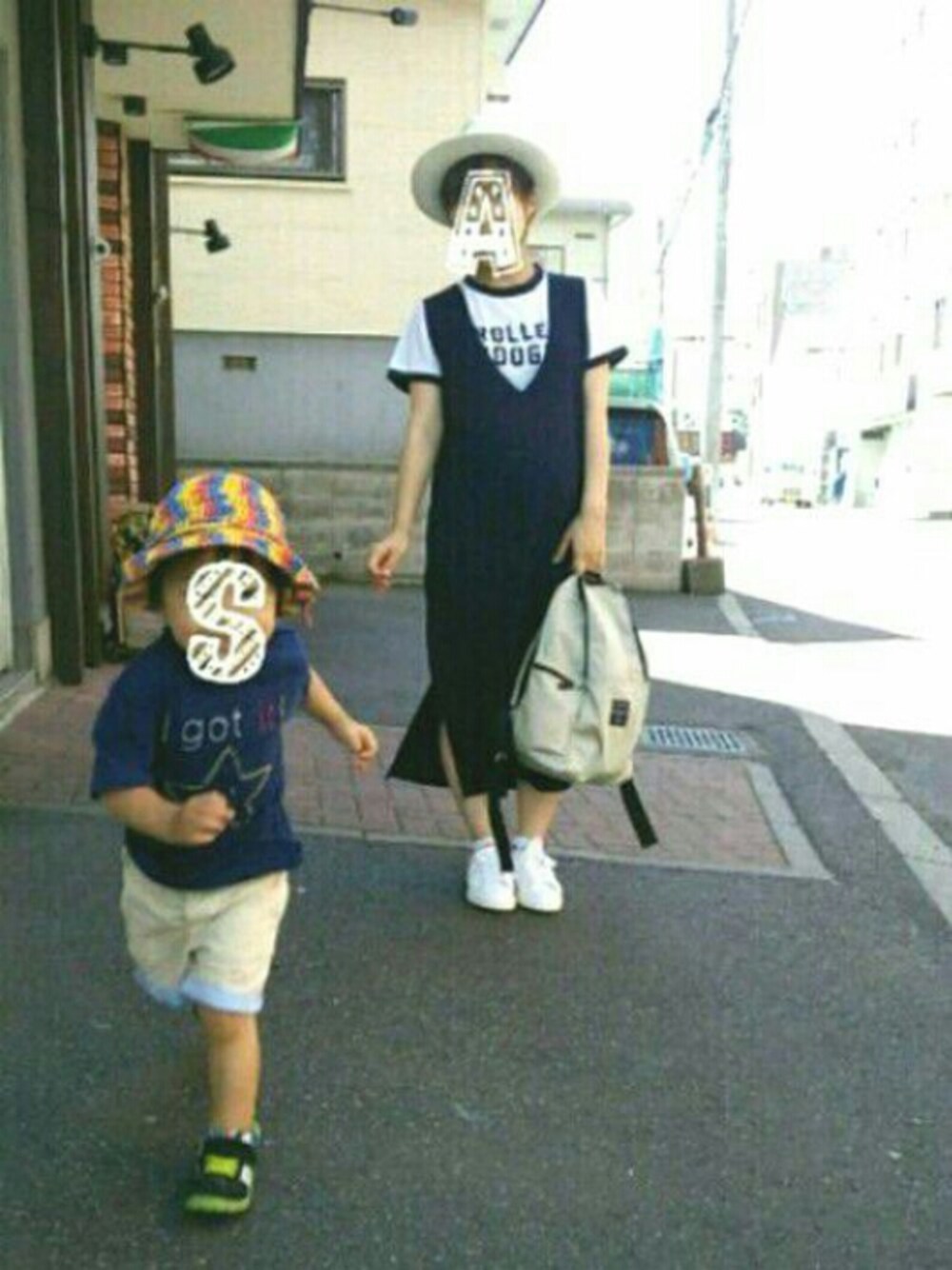 ブルー系のワンピース、ベージュ系のバックパック/リュック、ブラック系のスニーカーを着用したレディースの夏コーディネートの1枚目の写真