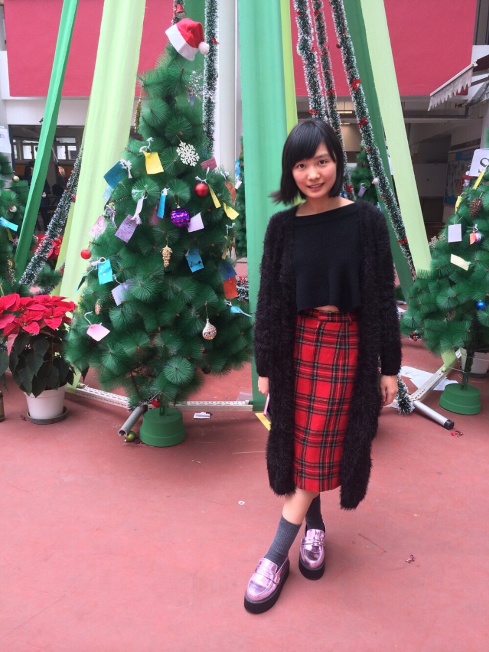 「クリスマス2014(レッド×グリーン)、パーティースタイル」｜「Paul Smith COLLECTIONのGRADIENT CASHMERE BLEND MUFFLER【244571】（マフラー、レッド系）」を使った、エイダ さん（レディース・160cm）の冬コーディネートの1枚目の写真