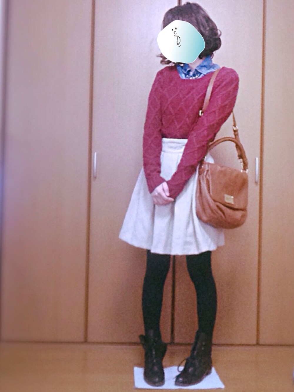 「ニット、デニムシャツ、キュロット、ボルドー、黒タイツ、ショートブーツ、ハイウエスト」｜「Heatherのアイテム（ニット/セーター、レッド系）」を使った、おはしさん（レディース・157cm）の冬コーディネートの1枚目の写真