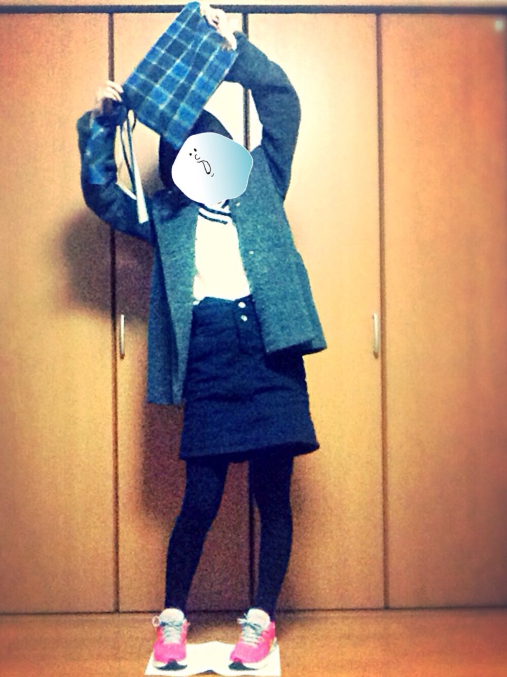 「チエック、クラッチバッグ、コート、Vネック、ニット、ラインニット、スカート、スニーカー」｜「Kastaneの【Kastane】MAGAZINE CLUTCH（クラッチバッグ、ブルー系）」を使った、おはしさん（レディース・157cm）の冬コーディネートの1枚目の写真