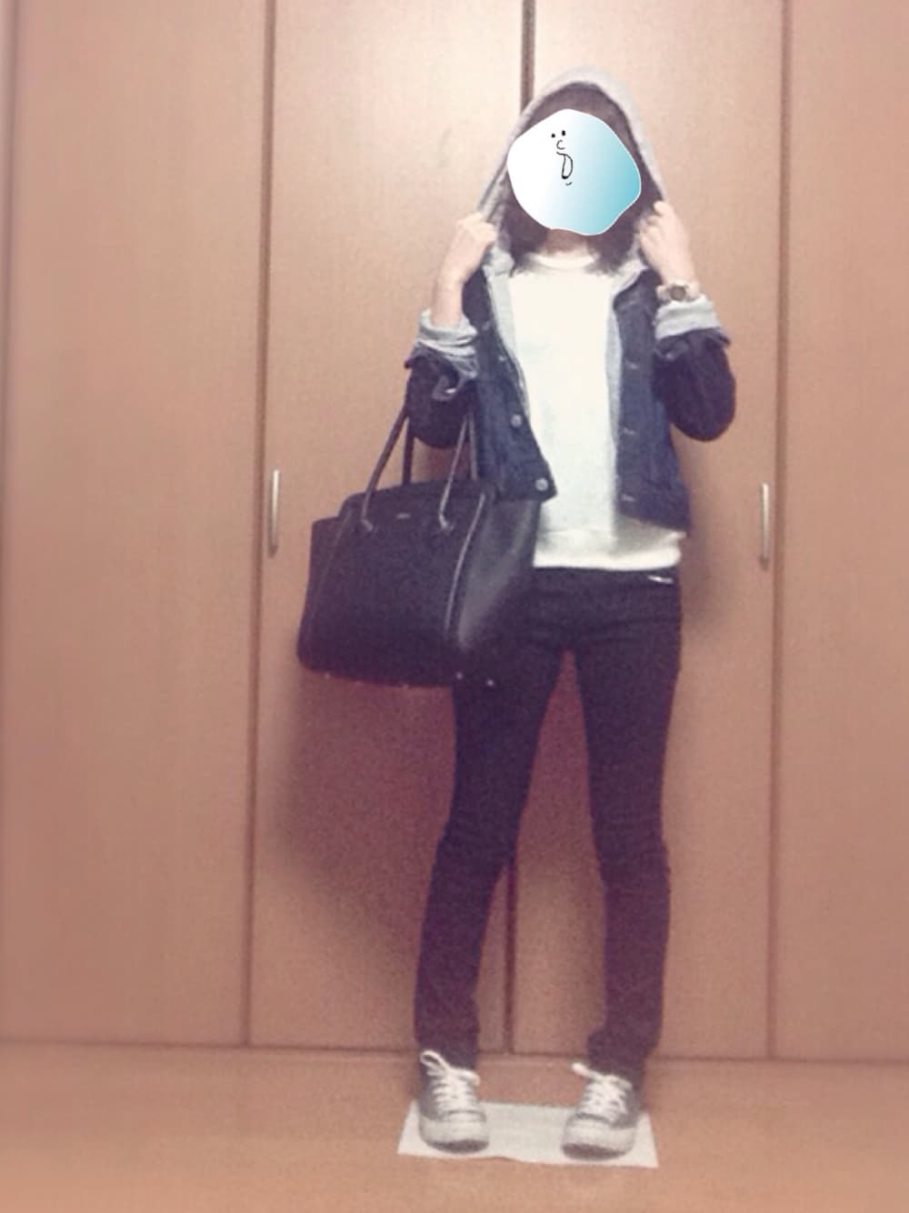 ブルー系のデニムジャケット、ホワイト系のTシャツ/カットソー、ブラック系のパンツを着用したレディースの春コーディネートの1枚目の写真