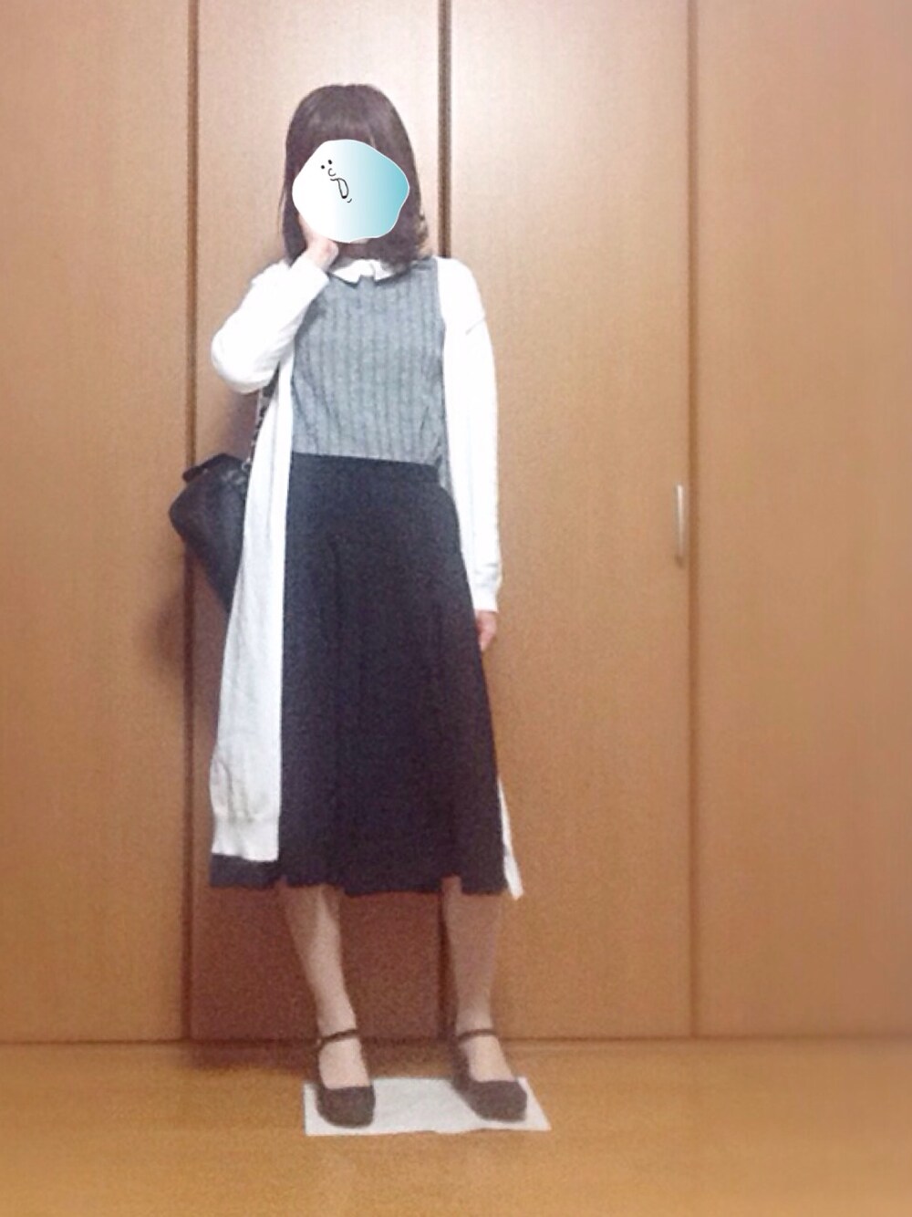 ホワイト系のトップス、グレー系のシャツ/ブラウス、ブラック系のその他パンツを着用したレディースの春コーディネートの1枚目の写真