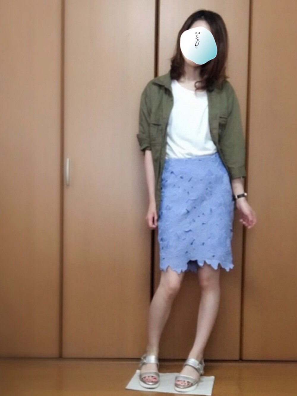 グリーン系のシャツ/ブラウス、ホワイト系のTシャツ/カットソー、シルバー系のサンダルを着用したレディースの夏コーディネートの1枚目の写真