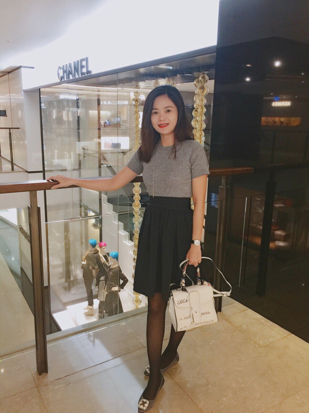 ブルー系のスカート、その他のその他を着用したレディースの秋コーディネートの1枚目の写真