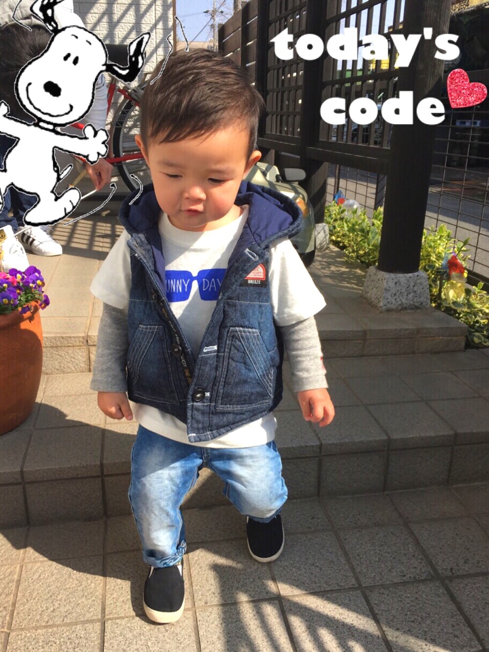 ホワイト系のTシャツ/カットソー、ホワイト系のダウンベスト、ブルー系のデニムパンツを着用したキッズの春コーディネートの1枚目の写真