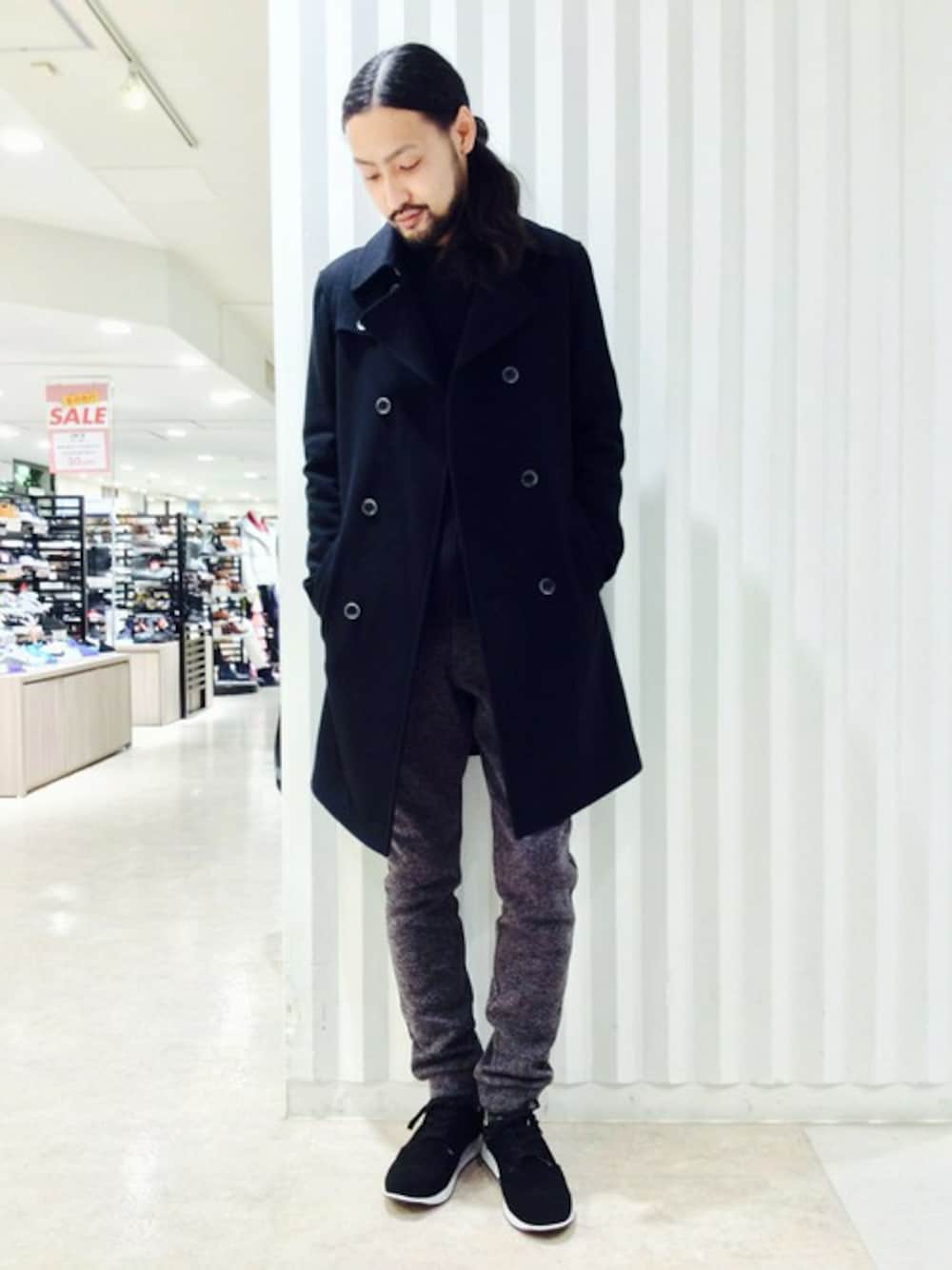 「スニーカー、トレンチコート、スエット、イージーパンツ」｜「MORGAN HOMMEの ウールダブルトレンチコート（トレンチコート、ブラック系）」を使った、bunsanさん（メンズ・178cm）の冬コーディネートの1枚目の写真