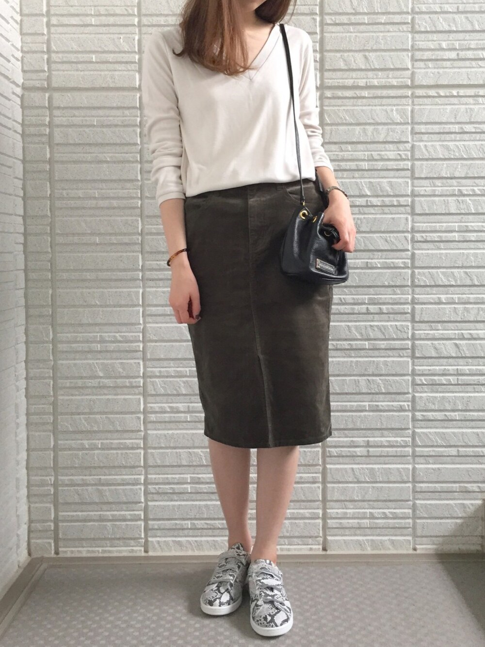 「ootd、秋服、カジュアル、きれいめカジュアル、スカート、コーデュロイ、カーキ、スニーカー、ベルクロ、パイソン柄」｜「Cartierのアイテム（アナログ腕時計、シルバー系）」を使った、n★pさん（レディース・166cm）の秋コーディネートの1枚目の写真