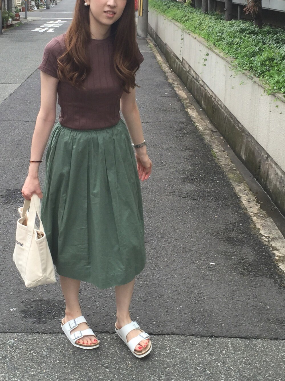 ブラウン系のTシャツ/カットソー、ホワイト系のトートバッグ、ホワイト系のサンダルを着用したレディースの夏コーディネートの1枚目の写真