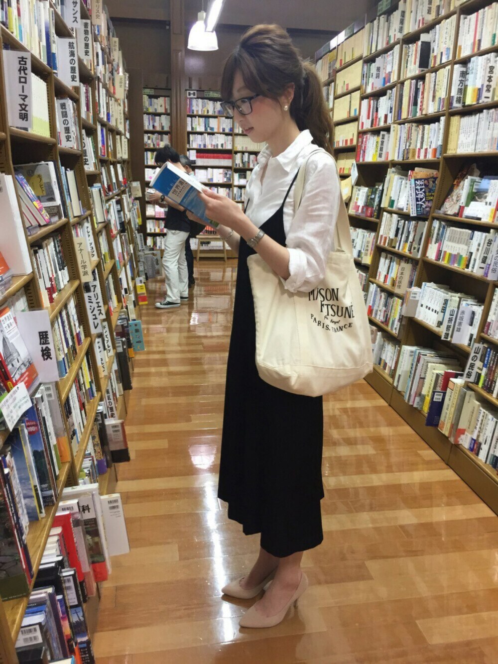 ブラック系のサロペット/オーバーオール、ベージュ系のパンプス、ホワイト系のトートバッグを着用したレディースの秋コーディネートの1枚目の写真