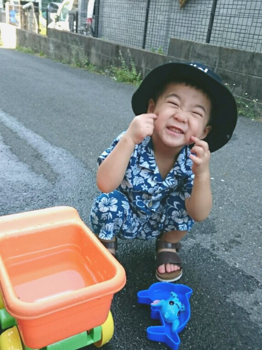 「アロハシャツ、男の子、2歳、水遊び、雨上がり」｜「adidasの【adidas】バケットハット（ハット、ブラック系）」を使った、k♡tetsuさん（キッズ・90cm）の夏コーディネートの1枚目の写真
