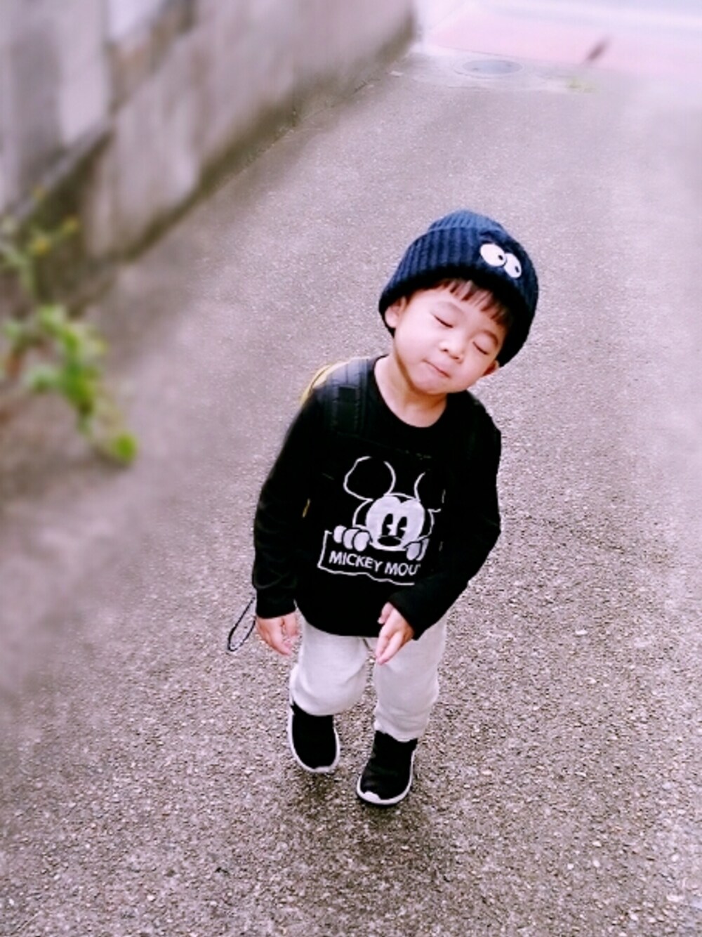 「ラフ、ディズニー」｜「UNIQLOのアイテム（Tシャツ/カットソー、ブラック系）」を使った、k♡tetsuさん（キッズ・90cm）の秋コーディネートの1枚目の写真
