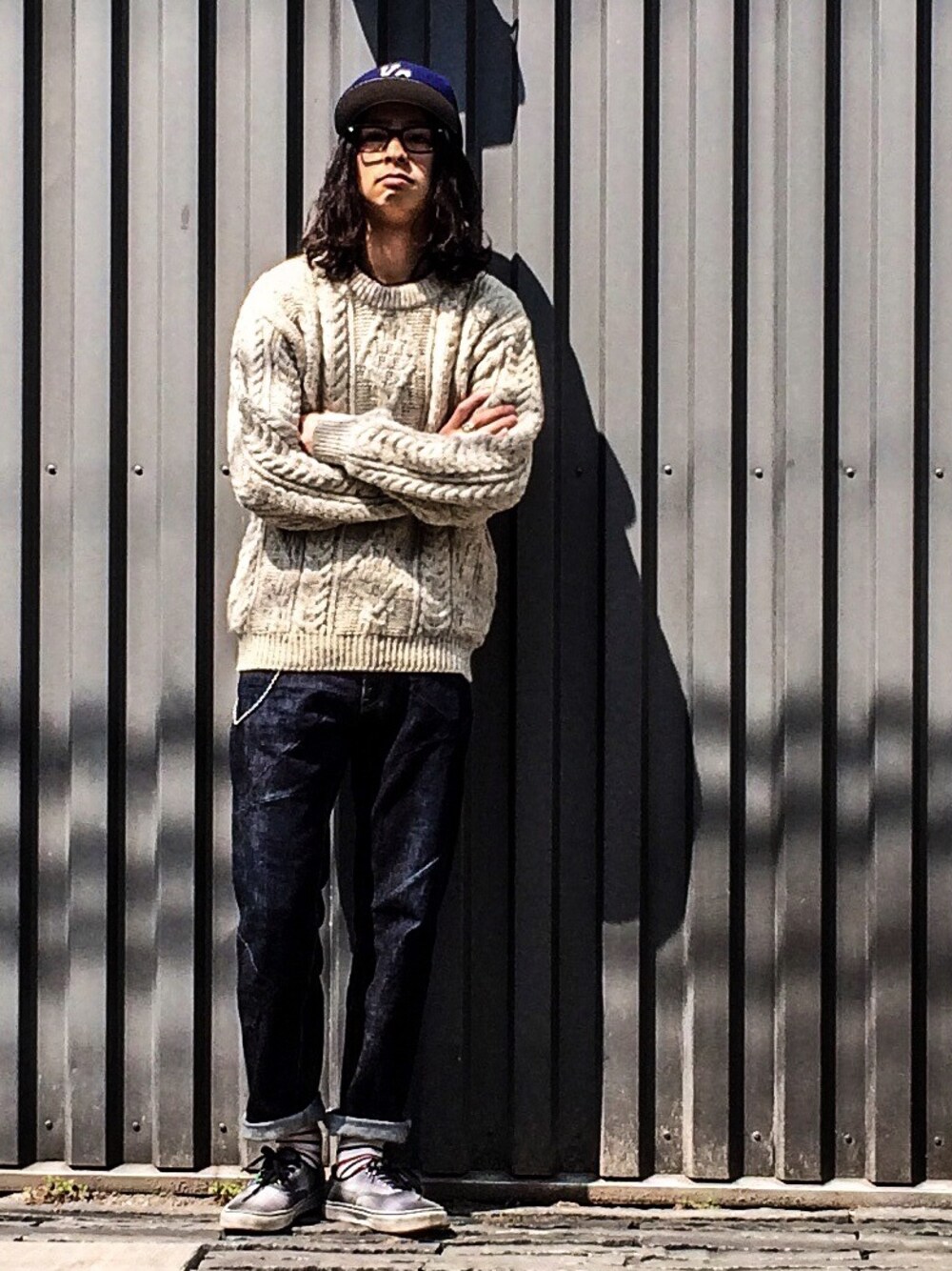 「古着MIX、黒縁メガネ、靴下ちょい見せ、お花見、VANSのスニーカー」｜「Undercoverismのrigid slash denim（デニムパンツ、ブルー系）」を使った、ゆうぞー▼▲▼▲さん（メンズ・175cm）の春コーディネートの1枚目の写真