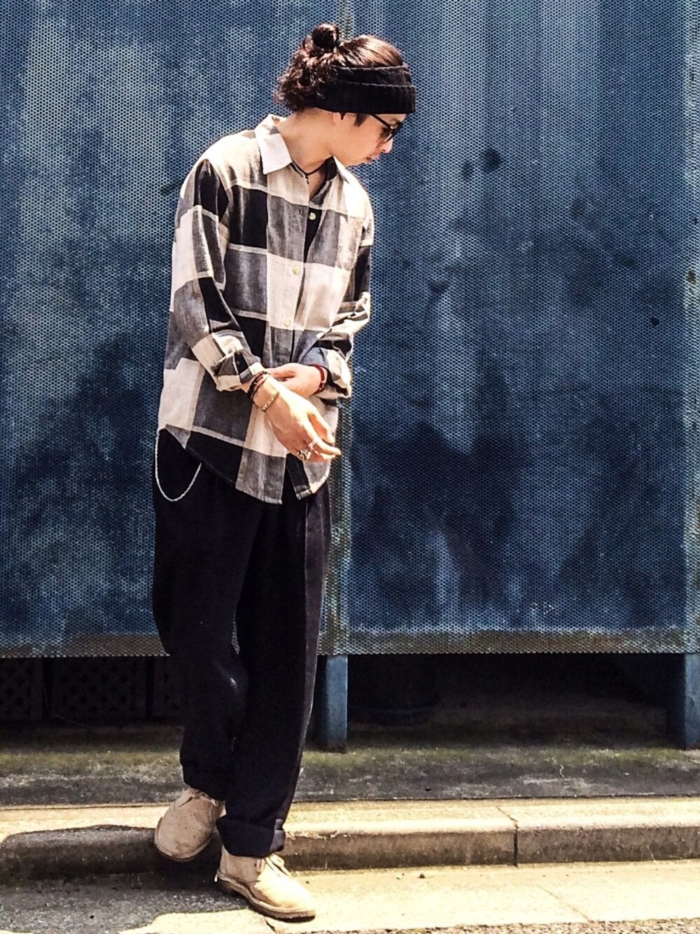 「ヘアバンド、サングラス、お団子ヘアー、レイバン、全身古着、誰かの真似スタイル、久しぶりに着た服、ワイルド系」｜「USEDのcheck shirts(80's)（シャツ/ブラウス、ホワイト系）」を使った、ゆうぞー▼▲▼▲さん（メンズ・175cm）の夏コーディネートの1枚目の写真