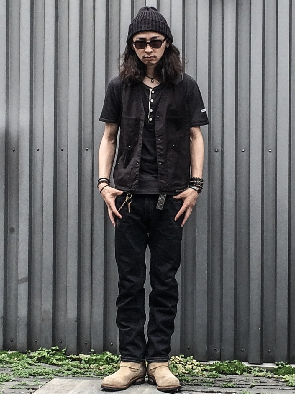 「ブラック、サングラス、オールブラック、エンジニアブーツ、ルード、ヴィンテージTシャツ、ワイルド系」｜「Rocky Mountain FeatherBedのvest（ベスト、ブラック系）」を使った、ゆうぞー▼▲▼▲さん（メンズ・175cm）の夏コーディネートの1枚目の写真