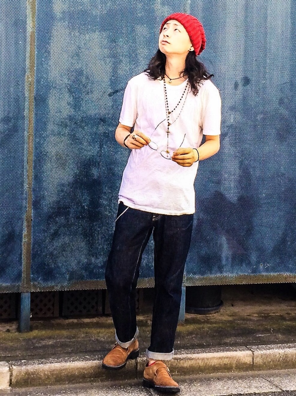 「デニム、ニット帽、Tシャツ、UNDER COVER、白Tシャツ、ロングTシャツ、Tシャツ×デニム」｜「alexanderwangのT-shirts（Tシャツ/カットソー、ホワイト系）」を使った、ゆうぞー▼▲▼▲さん（メンズ・175cm）の夏コーディネートの1枚目の写真