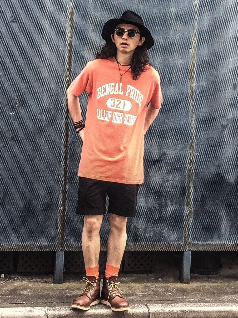 「スポーツミックス、オレンジ、Champion、ブーツ、ツバ広ハット、レイバン、膝上ショーツ、ショートパンツ、Tシャツ」｜「▼▲▼▲の焦がしカスタードプリン（その他、ベージュ系）」を使った、ゆうぞー▼▲▼▲さん（メンズ・175cm）の夏コーディネートの1枚目の写真