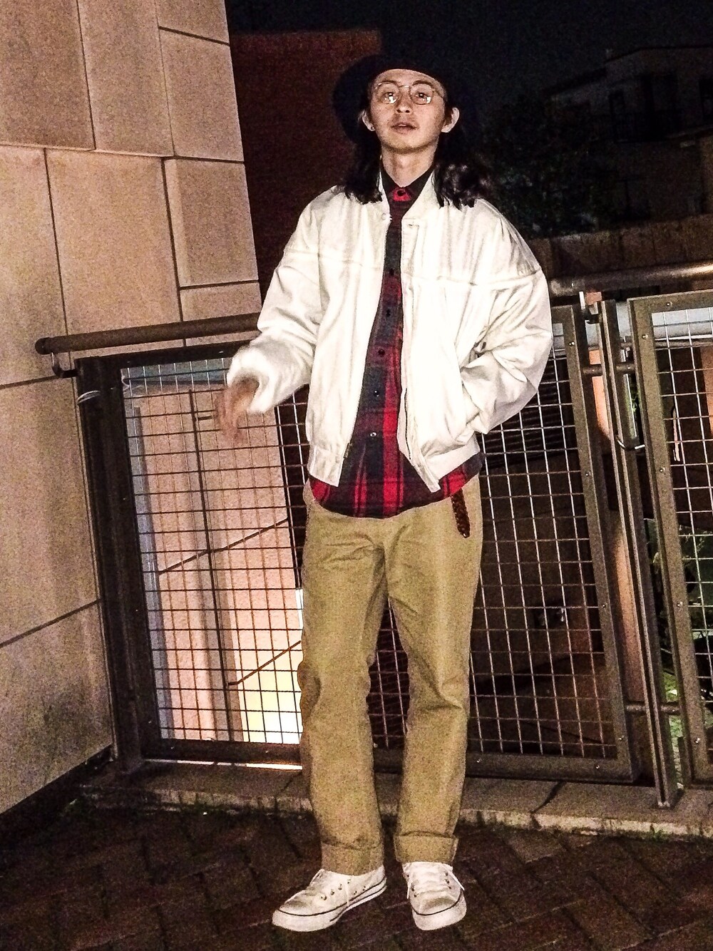 「チェックシャツ、赤×黒、ホワイトスニーカー、ゆったりコーデ、ビッグシルエット、丸メガネ、ツバ広ハット、スケータースタイル、トリコロール」｜「parfourの80s（ナイロンジャケット、ホワイト系）」を使った、ゆうぞー▼▲▼▲さん（メンズ・175cm）の冬コーディネートの1枚目の写真