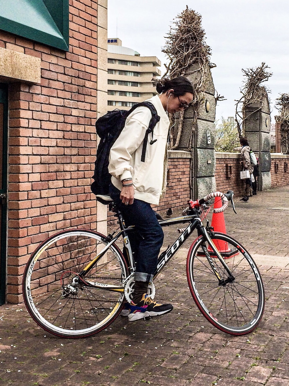 「自転車スタイル、白アウター、ハラチ、NIKE、ロードバイク、春色、スポーツミックス」｜「parfourの80s（ナイロンジャケット、ホワイト系）」を使った、ゆうぞー▼▲▼▲さん（メンズ・175cm）の春コーディネートの1枚目の写真