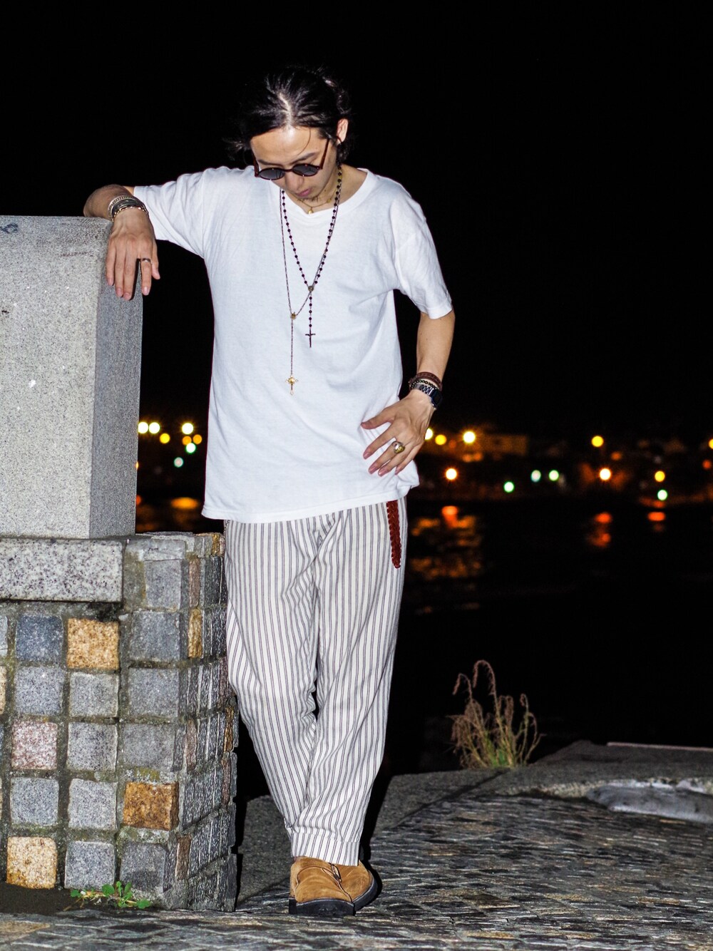 「無地T、白Tシャツ、ストライプパンツ、モンクストラップ、soe、丸サングラス、ロン毛、オーバーサイズ」｜「soeのmonk suede（ドレスシューズ、ベージュ系）」を使った、ゆうぞー▼▲▼▲さん（メンズ・175cm）の夏コーディネートの1枚目の写真