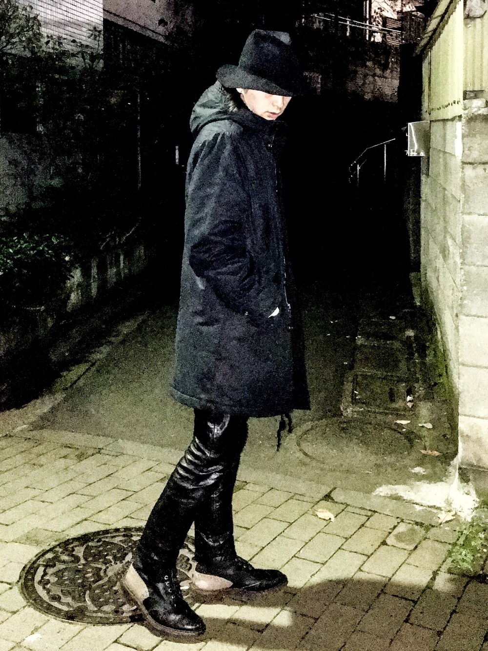 「ツバ広ハット、ベンチコート、レザーパンツ、tricker's、オーダーメイド、オールブラック」｜「UNITED ARROWSのlong brim hat（ハット、ブラック系）」を使った、ゆうぞー▼▲▼▲さん（メンズ・175cm）の冬コーディネートの1枚目の写真