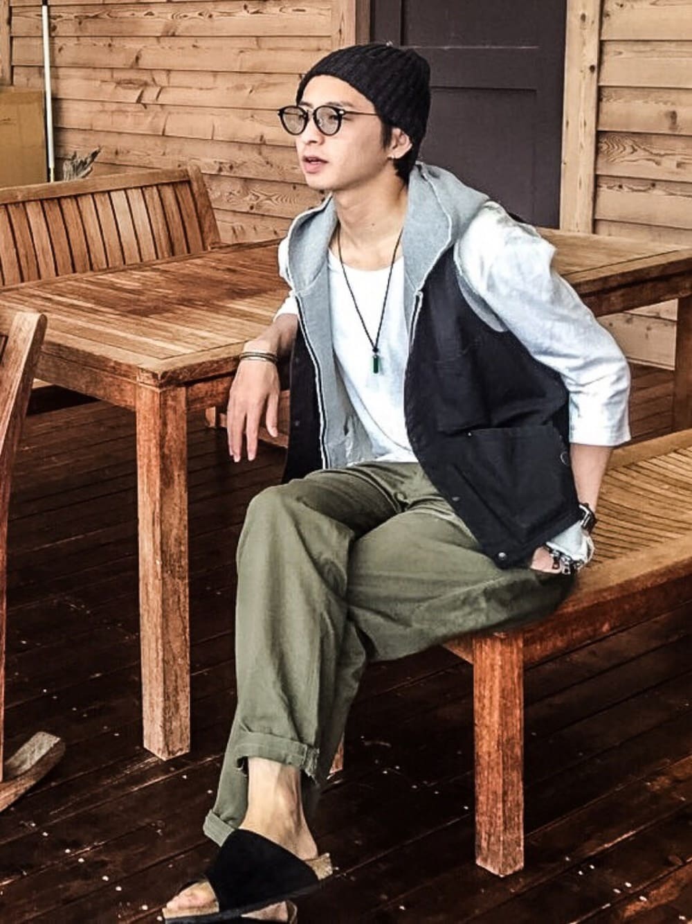「秋のコーデ、オトナカジュアル、streetstyle、ラフ、ニット、ノースリーブパーカー、ニットキャップ、ベスト、ミリタリーパンツ、birkenstock」｜「Rocky Mountain FeatherBedのvest（ベスト、ブラック系）」を使った、ゆうぞー▼▲▼▲さん（メンズ・175cm）の秋コーディネートの1枚目の写真