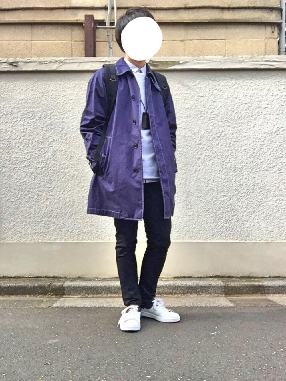 ブルー系のシャツ/ブラウス、ホワイト系のスニーカー、ブラック系のバックパック/リュックを着用したメンズの冬コーディネートの1枚目の写真