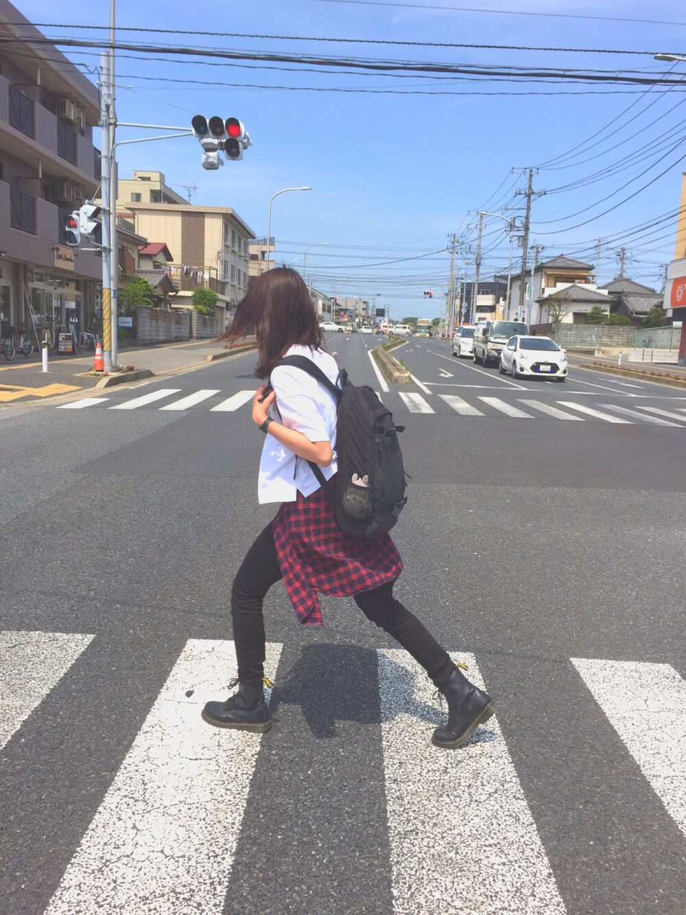 「UNIQLO、Dr.Martens、無印良品、白Tシャツ、チェックシャツ、スキニーデニム、リュック、ラクチンコーデ、シンプル」｜「UNIQLOのアイテム（Tシャツ/カットソー、ホワイト系）」を使った、smkさん（レディース・175cm）の春コーディネートの1枚目の写真