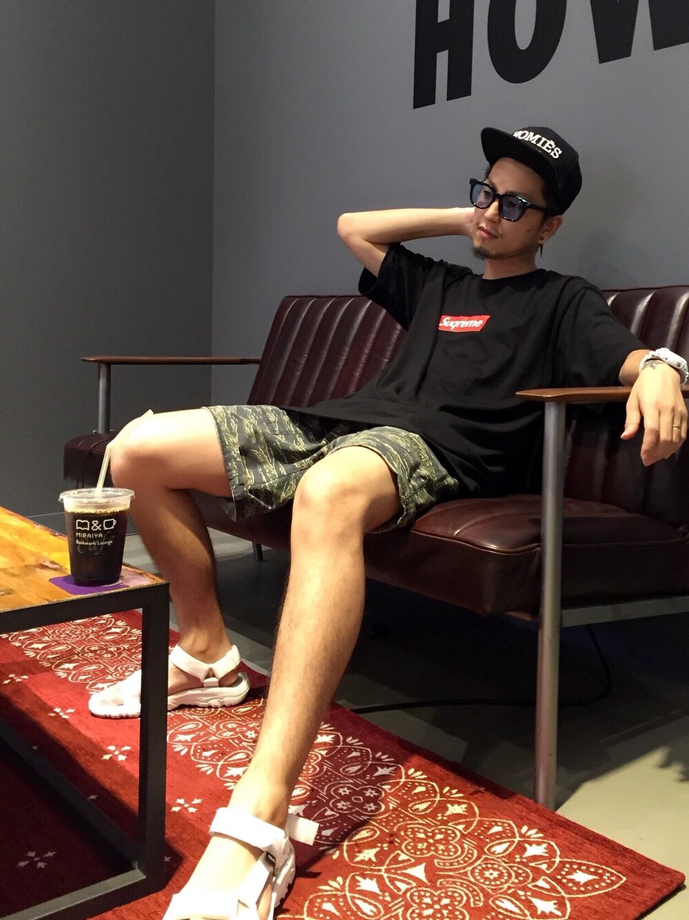 「カジュアルコーデ、休日スタイル、夏コーデ、ショートパンツ、サンダル、短パン、プチプラ、Tシャツ、キャップ」｜「SuqremeのパロディーTシャツ（Tシャツ/カットソー、ブラック系）」を使った、yukihilowさん（メンズ・174cm）の夏コーディネートの1枚目の写真