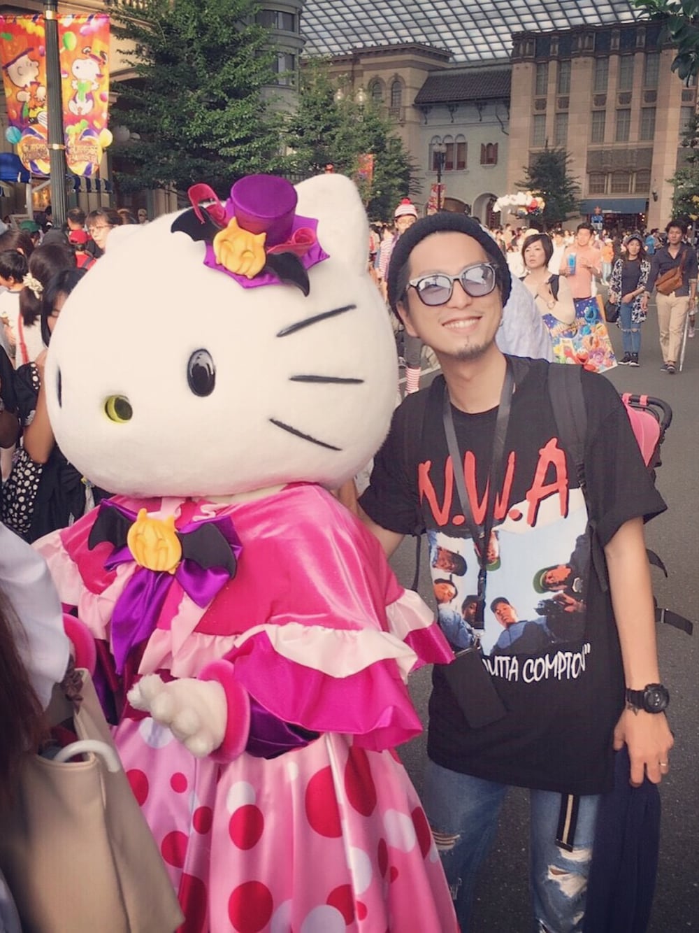 「秋、シンプル、黒、ストリート、スキニーデニム、ハロウィン、nwa、ユニバーサルスタジオジャパン、プチプラ」｜「N.W.Aのアイテム（Tシャツ/カットソー、ブラック系）」を使った、yukihilowさん（メンズ・174cm）の秋コーディネートの1枚目の写真