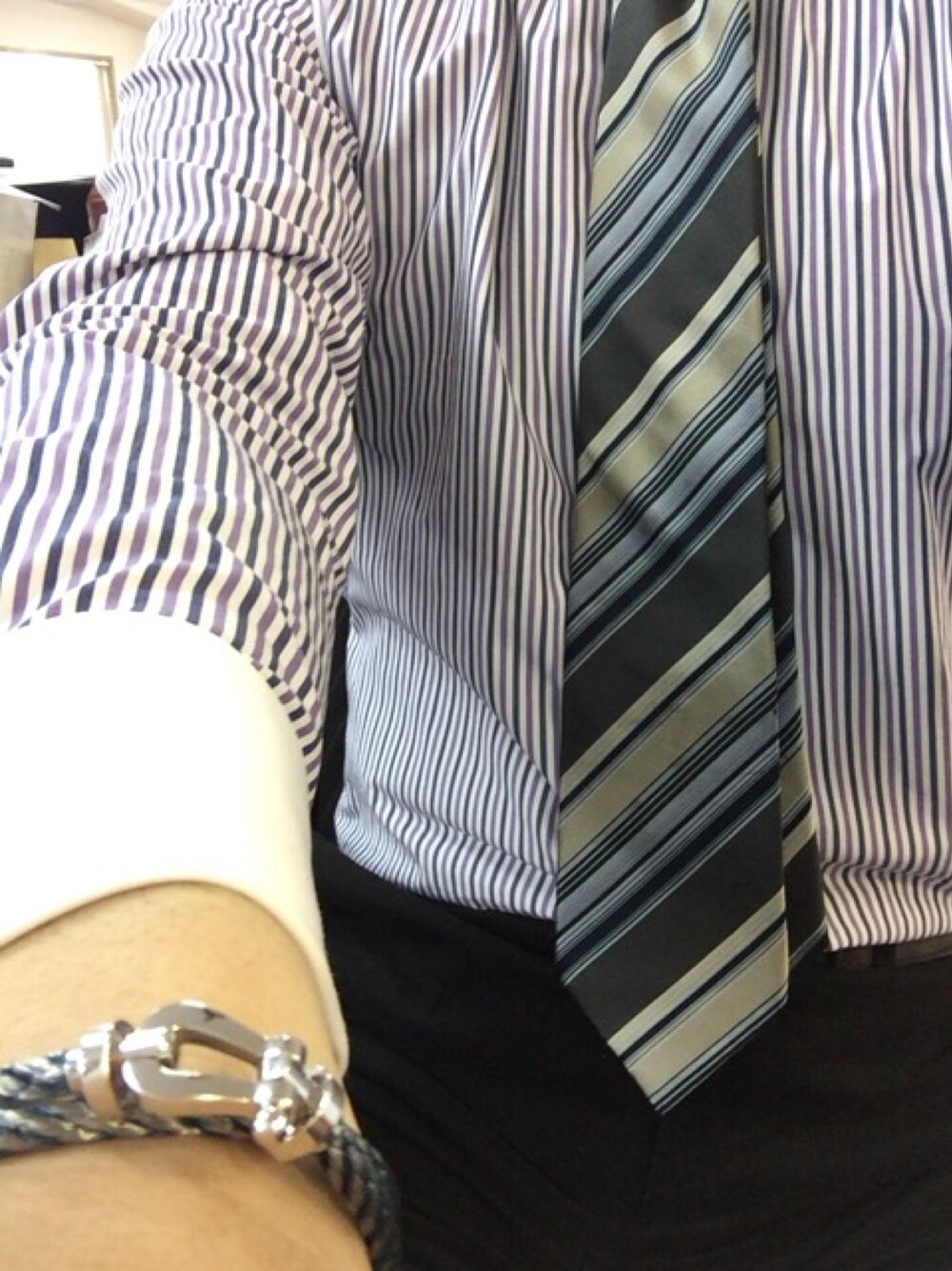 「ビジネススタイル」｜「Fredのアイテム（ブレスレット、シルバー系）」を使った、エースさん（メンズ・170cm）の春コーディネートの1枚目の写真