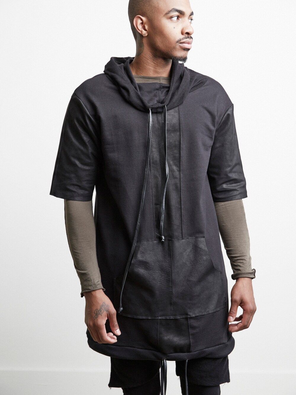 「ストリート、メンズ、フード、スポーティ、ストリートカジュアル、 danielpatrick」｜「Daniel PatrickのHooded Top（パーカー、ブラック系）」を使った、DANIELPATRICKさん（メンズ・183cm）の秋コーディネートの1枚目の写真