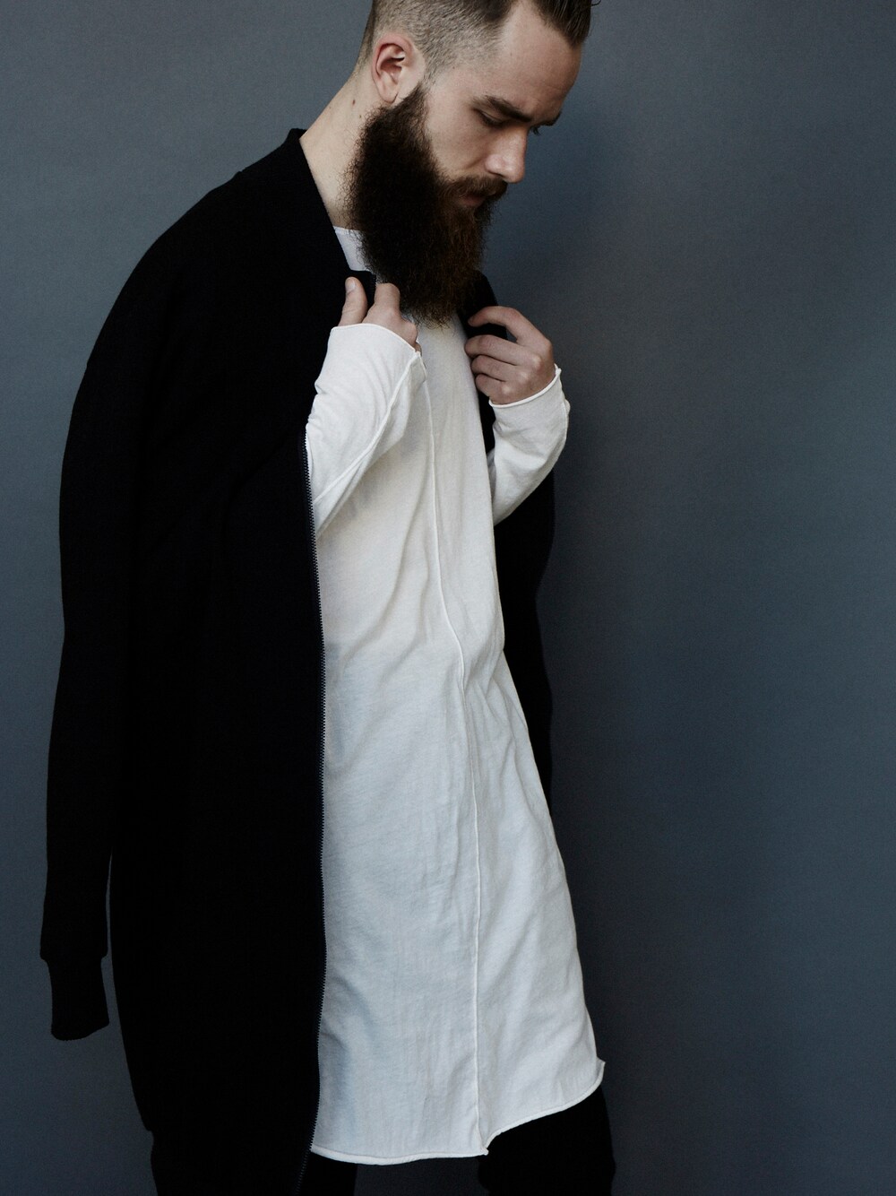 「Daniel Patrick」｜「Daniel PatrickのKnomad Longsleeve Crew Long（シャツ/ブラウス、ホワイト系）」を使った、DANIELPATRICKさん（メンズ・178cm）の冬コーディネートの1枚目の写真