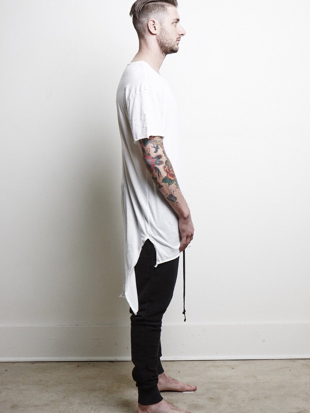 「danielpatrick」｜「Daniel Patrickのアイテム（Tシャツ/カットソー、ホワイト系）」を使った、DANIELPATRICKさん（メンズ・178cm）の冬コーディネートの1枚目の写真