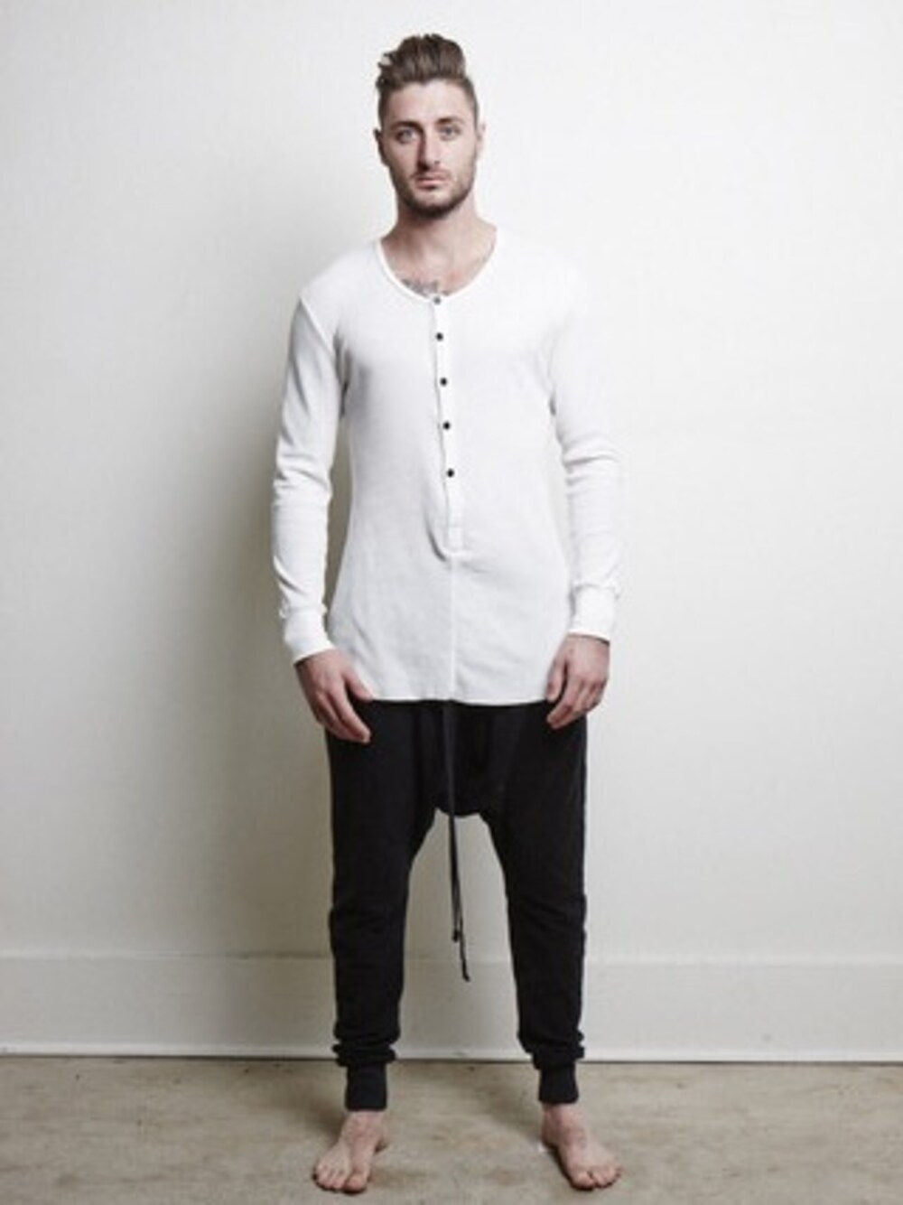 「Daniel Patrickのアイテム（シャツ/ブラウス、ベージュ系）」を使った、DANIELPATRICKさん（メンズ・178cm）の冬コーディネートの1枚目の写真