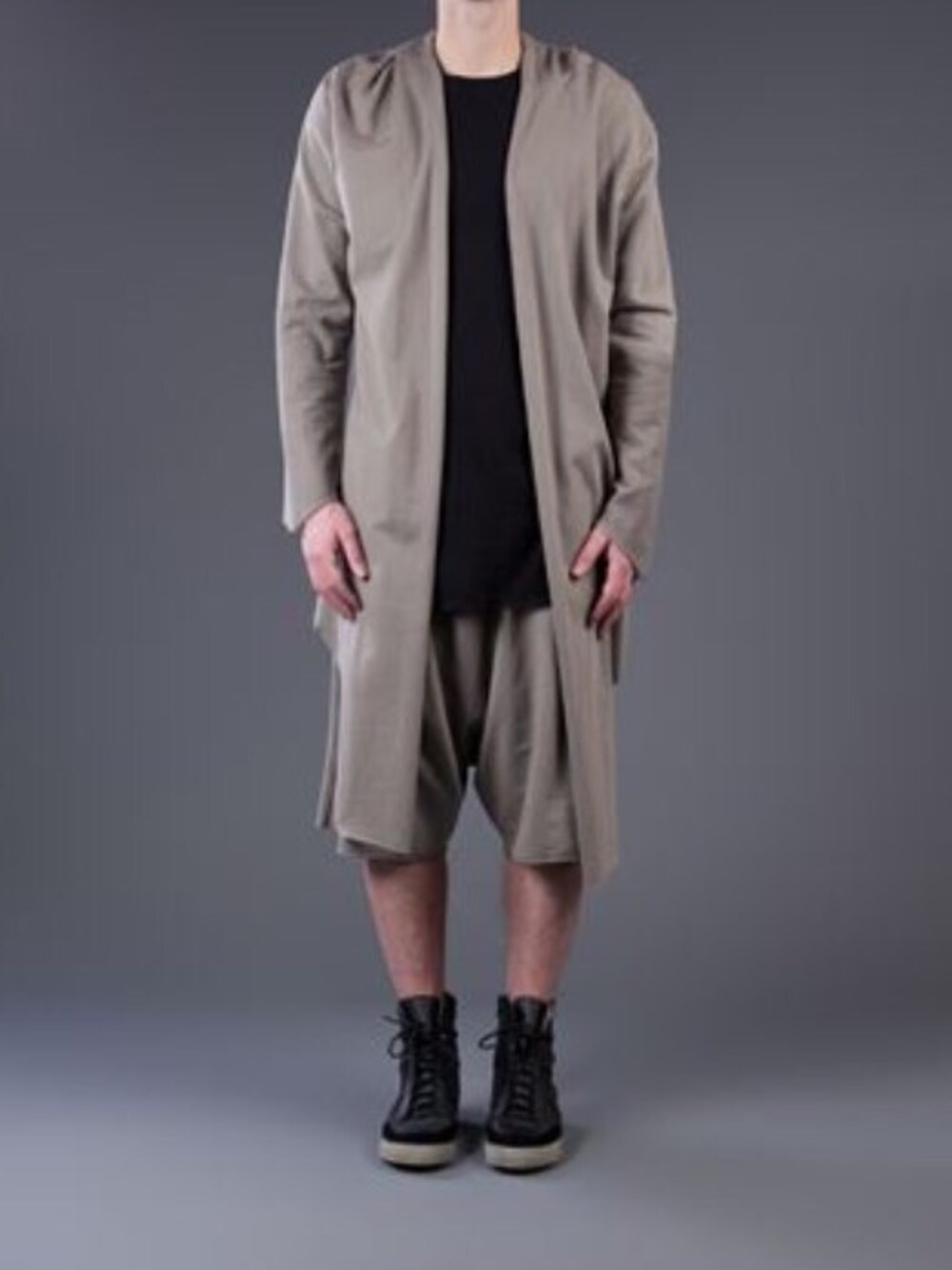 「Daniel Patrickのアイテム（カーディガン/ボレロ、グレー系）」を使った、DANIELPATRICKさん（メンズ・185cm）の冬コーディネートの1枚目の写真