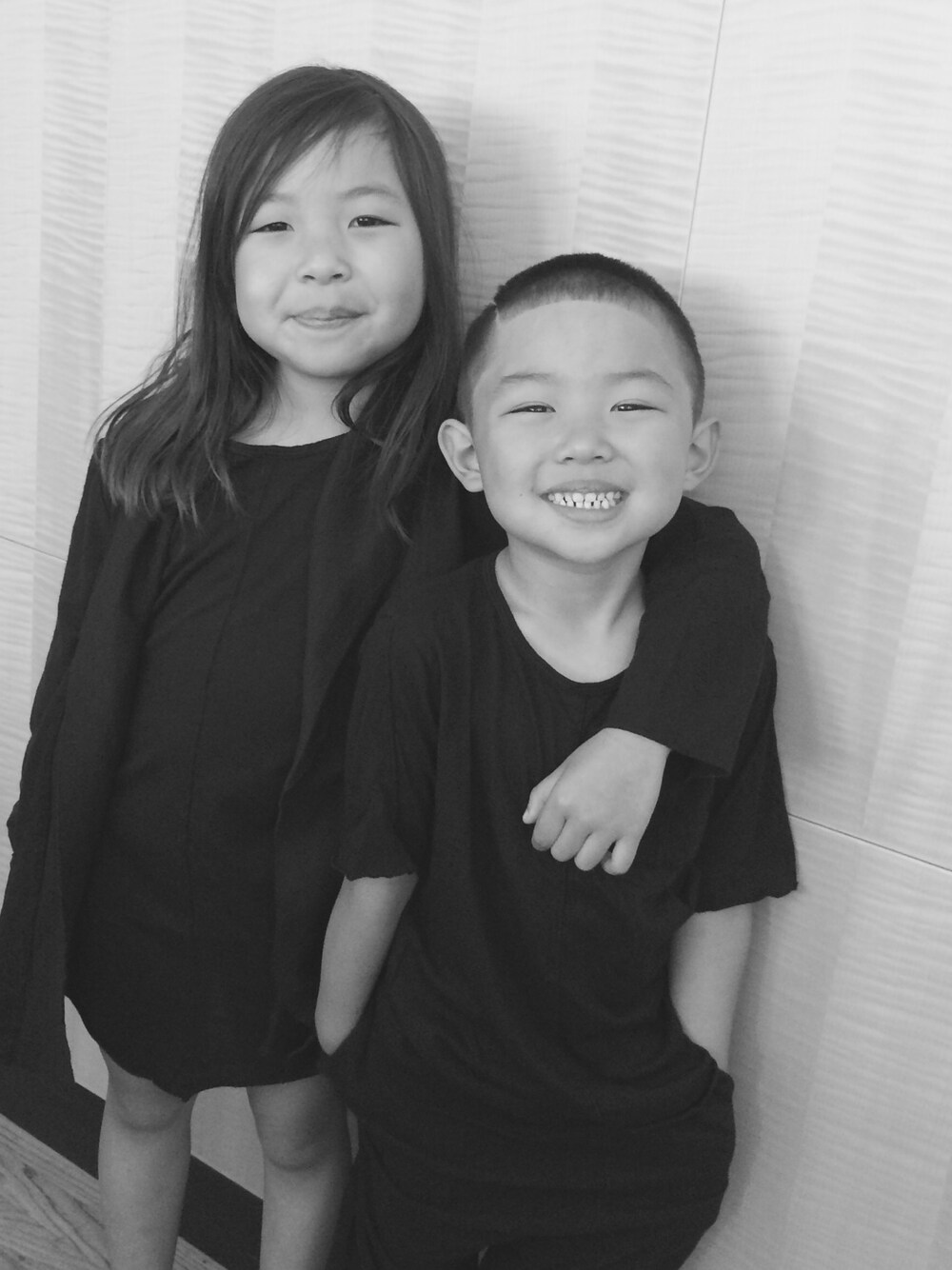 「kids、danielpatrick」｜「Daniel Patrickのアイテム（Tシャツ/カットソー、ブラック系）」を使った、DANIELPATRICKさん（キッズ・92cm）の春コーディネートの1枚目の写真